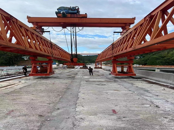 200吨公路架桥机出厂