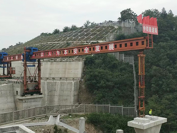 50-450吨自平衡过跨架桥机
