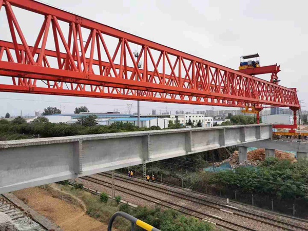 湖北孝感240吨架桥机跨铁路
